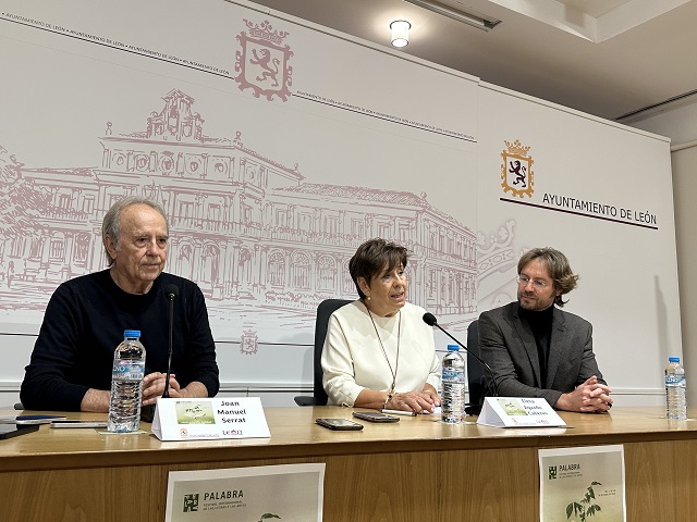 Rueda de prensa de Joan Manuel Serrat acompañado de la concejala de Acción y Promoción Cultural, Elena Aguado, y del director del Festival Palabra, Rafael Saravia.