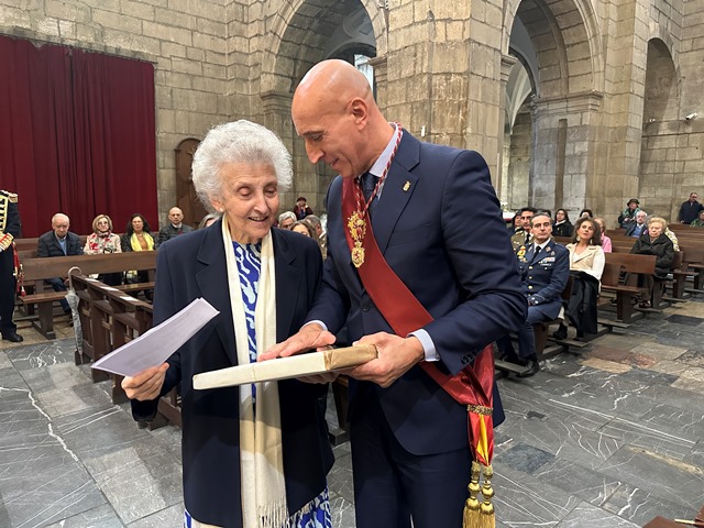  El alcalde José Antonio Diez entrega un obsequio institucional a la pregonera de San Marcelo, Margarita Morais.