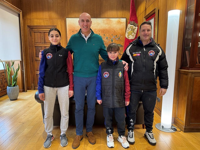 Recepción-taekwondistas-Chaima-Ariadna-10012025.JPG
